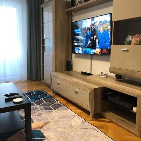 Adrian Home, Central Ploiesti Ngoại thất bức ảnh