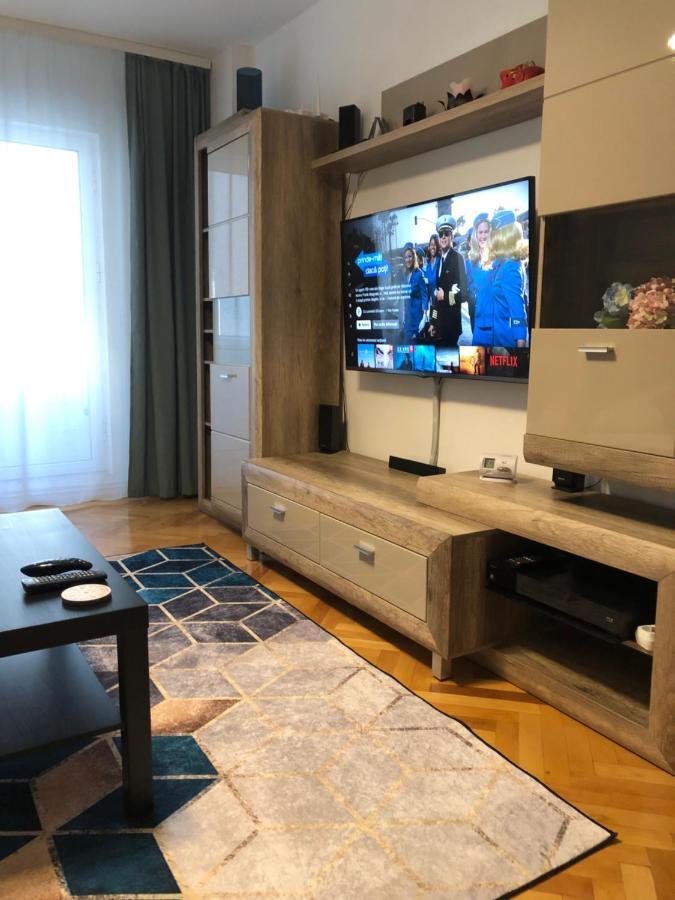 Adrian Home, Central Ploiesti Ngoại thất bức ảnh