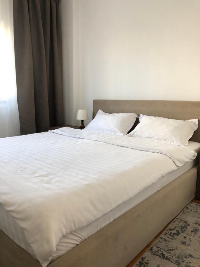 Adrian Home, Central Ploiesti Ngoại thất bức ảnh
